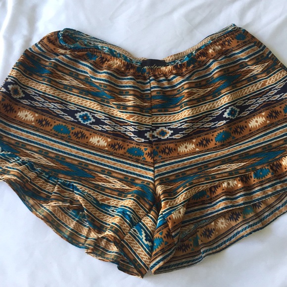 Mini shorts with ruffles, native pattern - Picture 1 of 4
